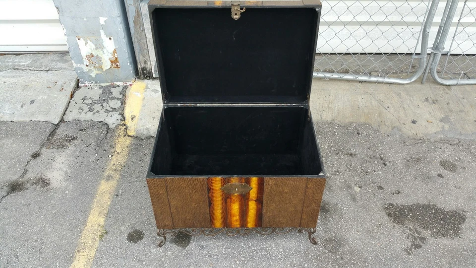 BAÚL EXÓTICO DE PIEL DE SERPIENTE AÑOS 70 CON PATAS DE HIERRO DESPLAZADAS Foto 2 de 4