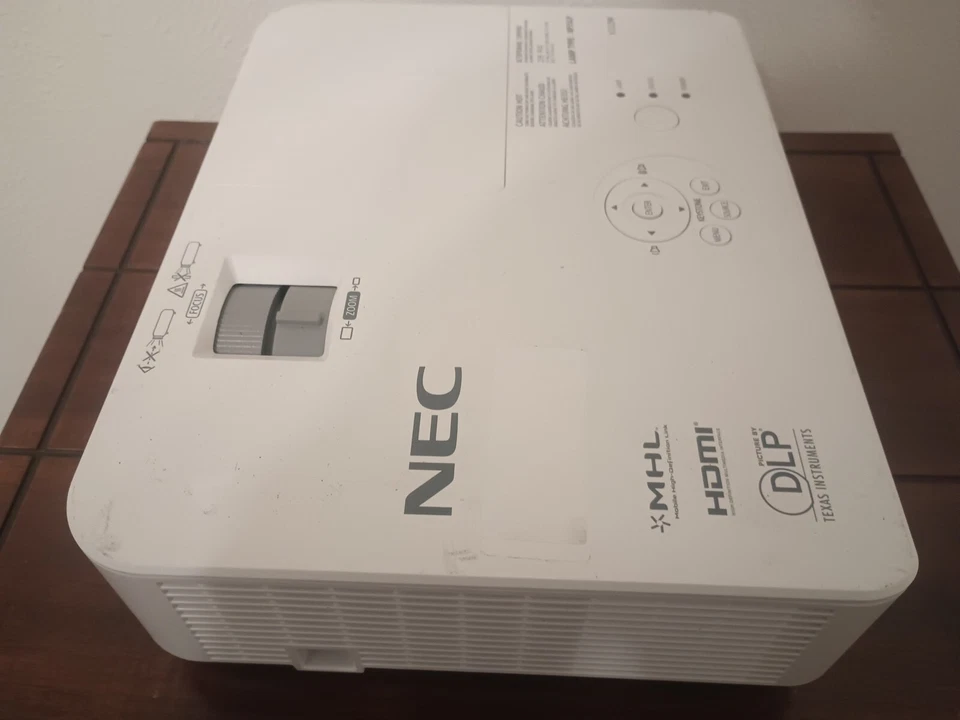 NEC V332W DLP Projector 3300 Lumens PC 3D Ready Full HD HDMI - Image 3 of 4