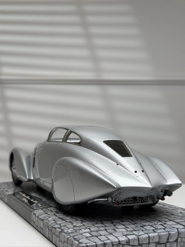 1938 HISPANO SUIZA H6C XENIA DUBONNET 2-DOOR (Silver) [MINICHAMPS] 1/18 scale - Image 3 of 4