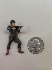 Estatuilla de soldado vintage con casco y rifle de cañón largo