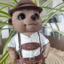 Vivid Arts Baby Meerkat in Lederhosen Ornament – Alpine Style Garden Decoration