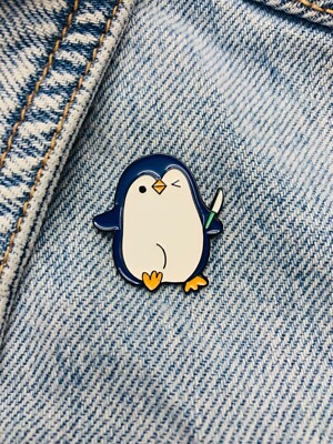 Neue Emaille Pin Pinguin Tier mit Messer lustig Metall Stecker 1 Stück
