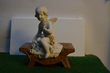 ** ANCIEN SUJET ANGELOT EN BISCUIT ASSIS SUR UN BANC SIGNE PORCELAINE FAIENCE 