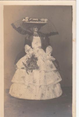 T93.Vintage Postkarte. Hübsche Puppe mit großem Hut. Dolly. Spielzeug.