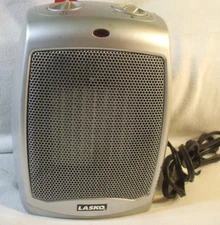Compact Lasko 754200 Space Heater – 1500W, Adjustable Thermostat