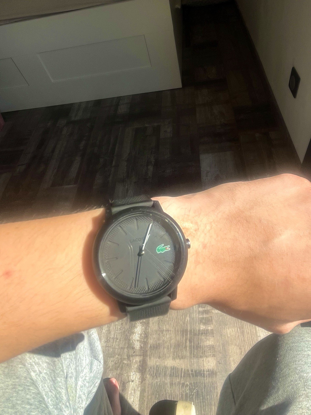 Montre Lacoste 12.12 noire, l'accessoire idéal du bureau au tennis