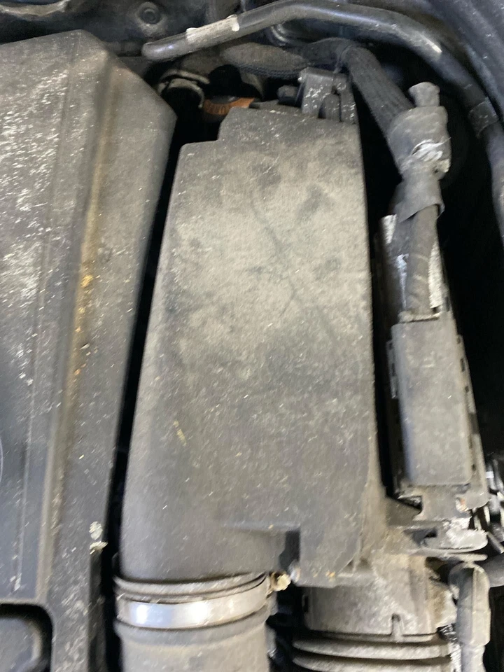 Used Air Cleaner Assembly fits: 2012 Mercedes-benz Mercedes c-class 204 Type Cpe - Image 4 of 4