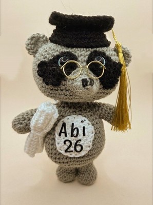 Amigurumi Waschbär Abi 2026   gehäkelt aus Baumwolle   Geschenk zum Abitur 