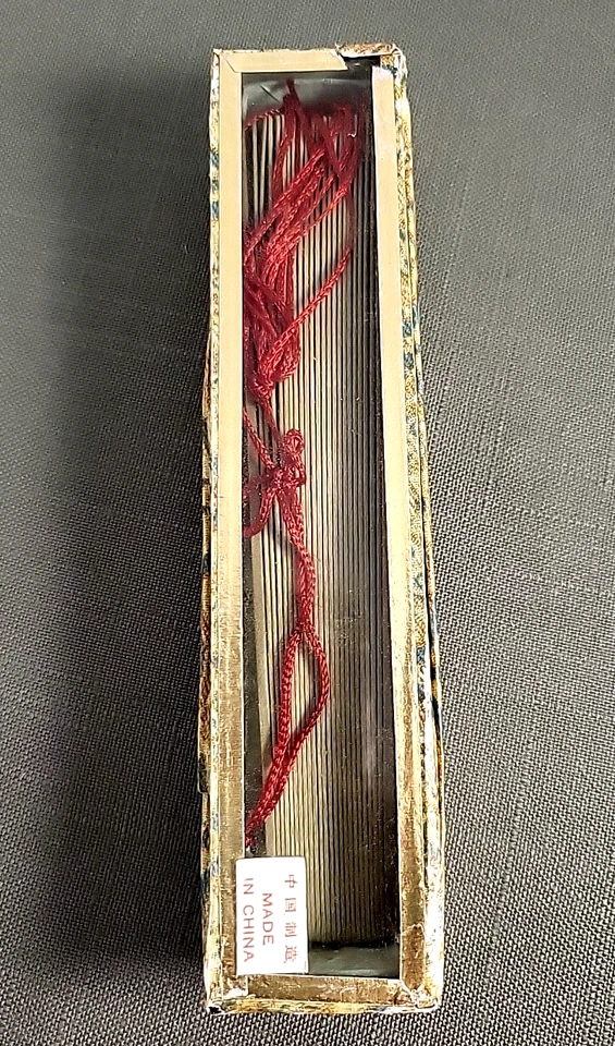 Ventilador de mão vintage de madeira design esculpido na caixa original com tampa de vidro - Imagem 2 de 4