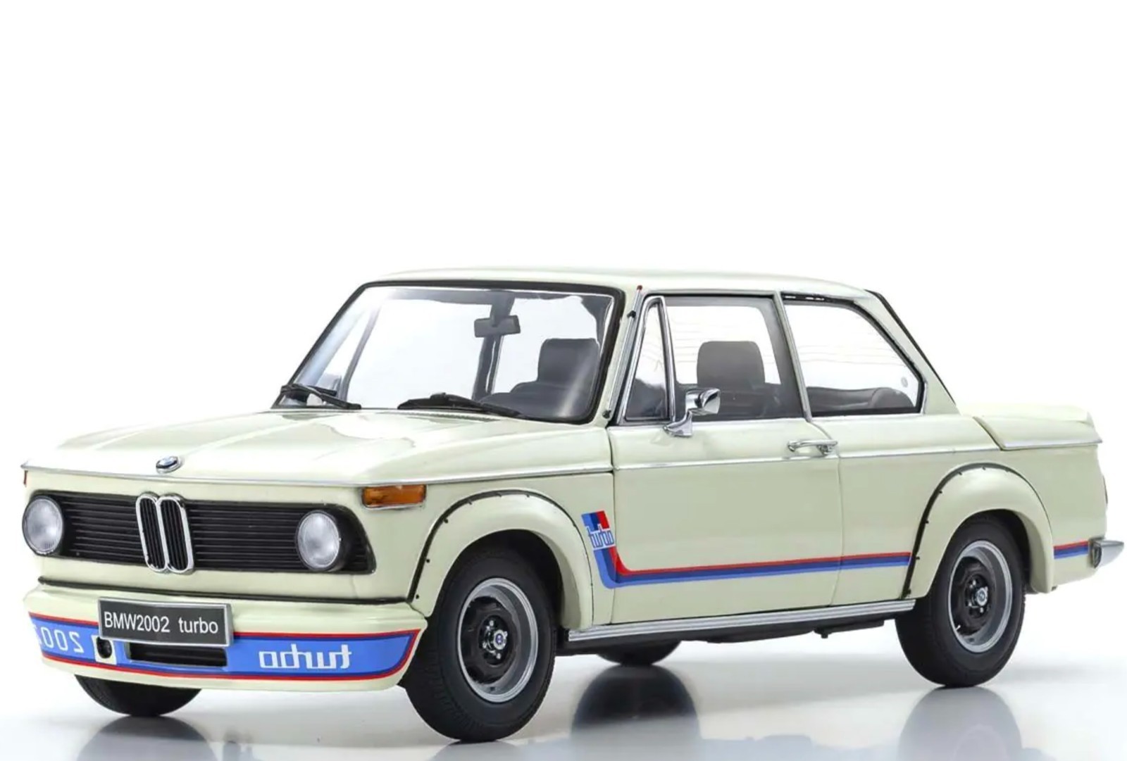 BMW 2002 Turbo Kyosho 1/18 blanche, sublimez la décoration de votre bureau ou salon de passionné