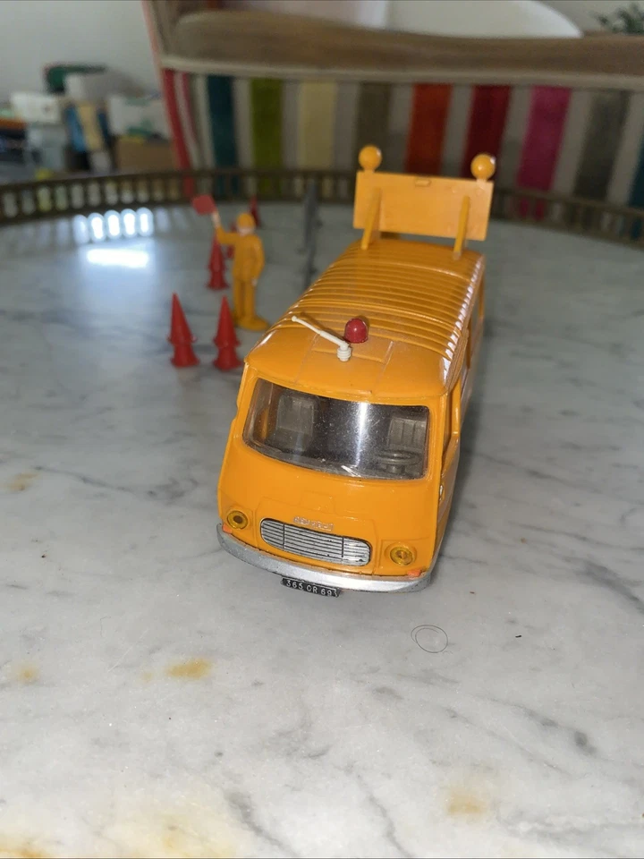 Norev ancien peugeot J7 autoroute DDE avec accessoires et 2 personnages - Photo 4/4