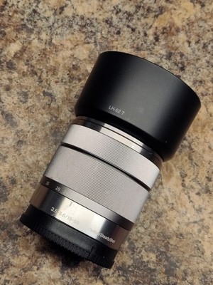 sony 18-55mm f/3.5-5.6  E Mount lens with 49mm Lens Filter Kit