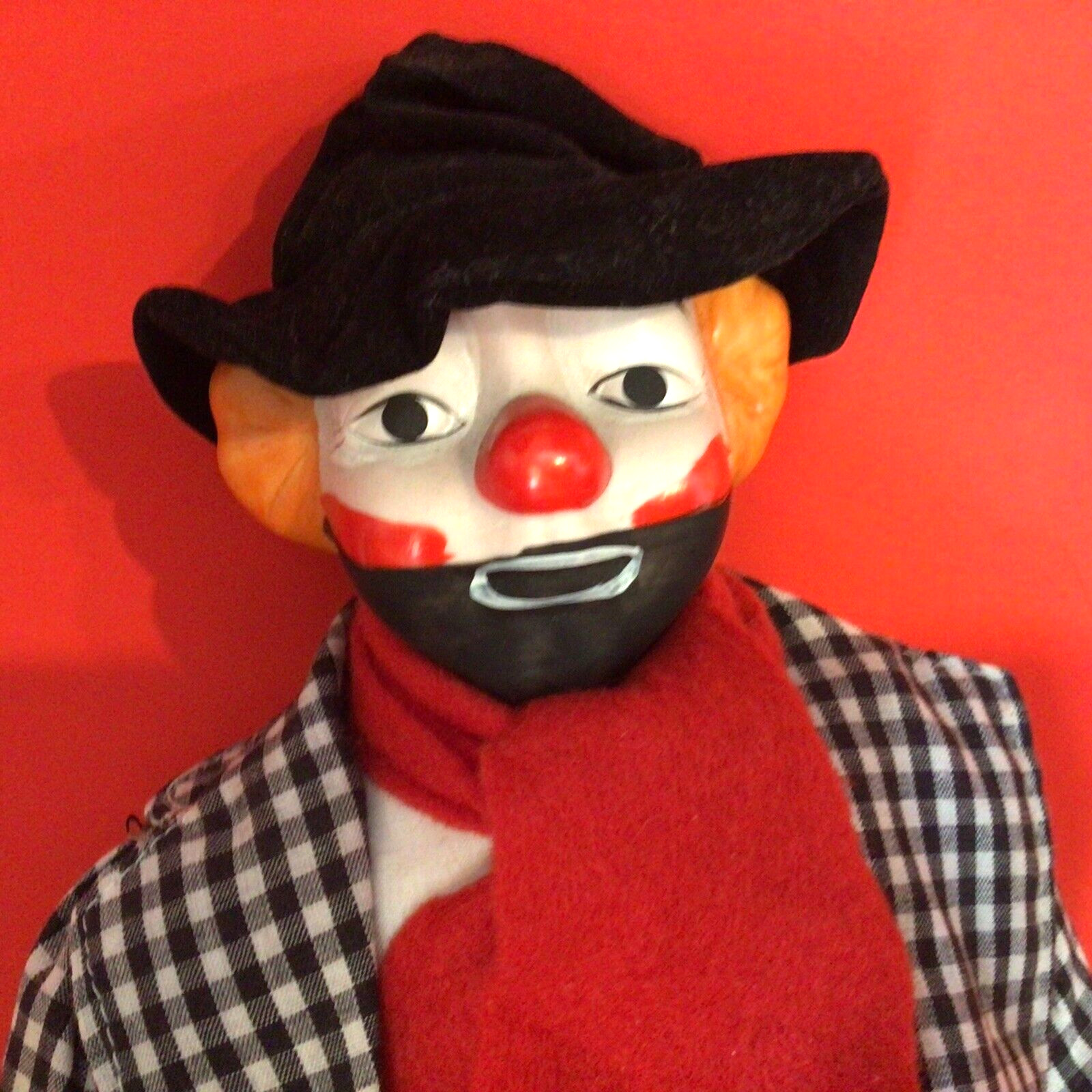 HERITAGE MUSICAL CLOWN PORCELAIN PLAYS RAINDROPS KEEP FALLING ON MY HEAD 15"