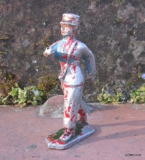 FIGURINE ALUMINIUM  AILOR  ARMEE AFRIQUE / SOLDAT PORTE DRAPEAU NO QUIRALU