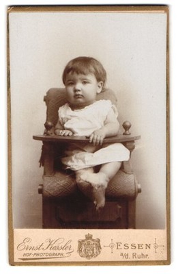 Fotografie Ernst Kessler, Essen, Kettwiger Thor, Kind auf Stuhl 