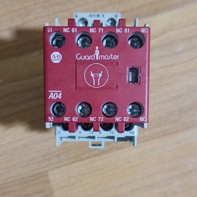 Allen-Bradley Guardmaster IEC Contactor 100S-C12D10A 24V DC 10A 3-Pole