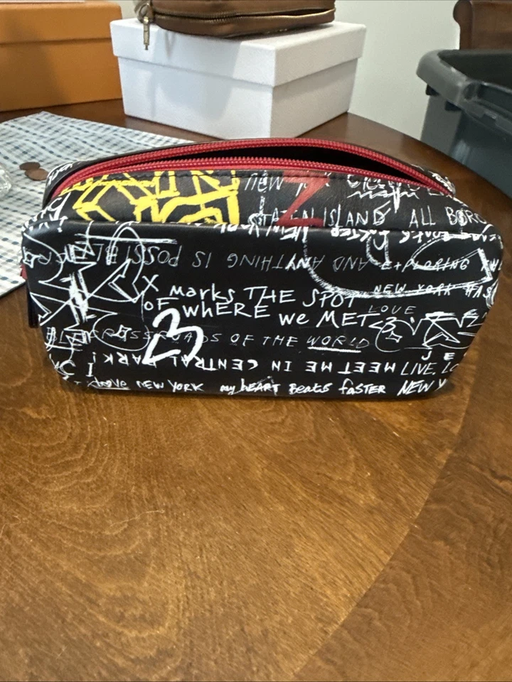 NUEVO CON ETIQUETAS - DKNY Graffiti Cremallera Superior Bolsa de Cosméticos, 9 x 4.5 x 3.5 Foto 3 de 4