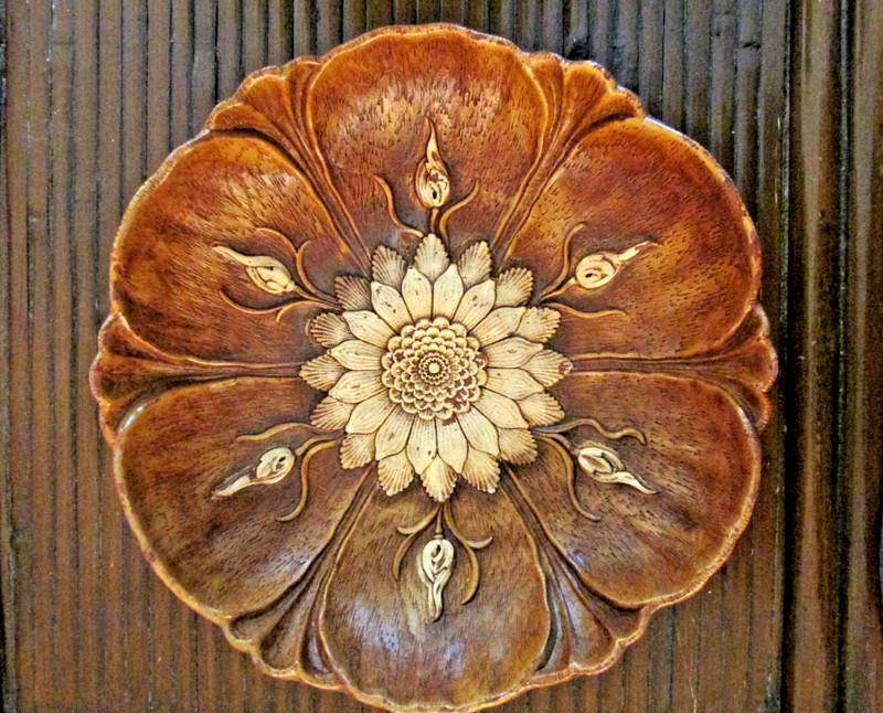 LARGE VINTAGE MID-1950s "SYROCO" FAUX WOOD 11.75'" BROWN  FLORAL DECORATIVE BOWL