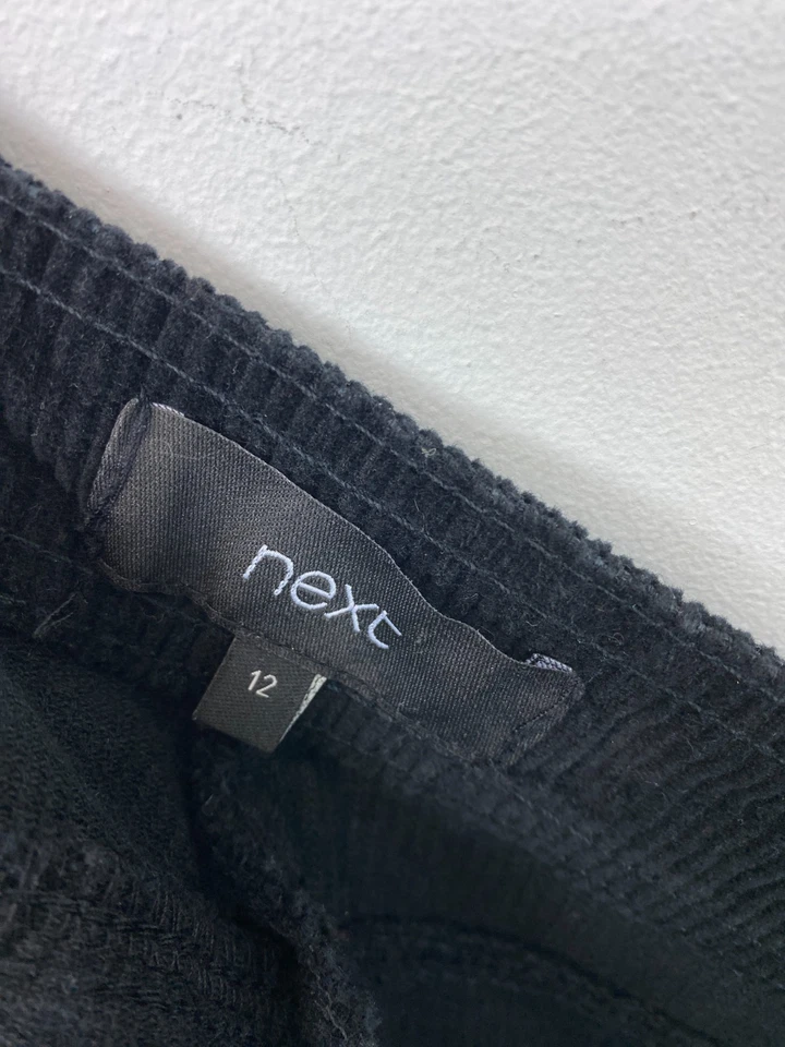 Next Pantalón corto de pana negro pierna recta tiro medio bolsillos Reino Unido 12 Foto 3 de 4