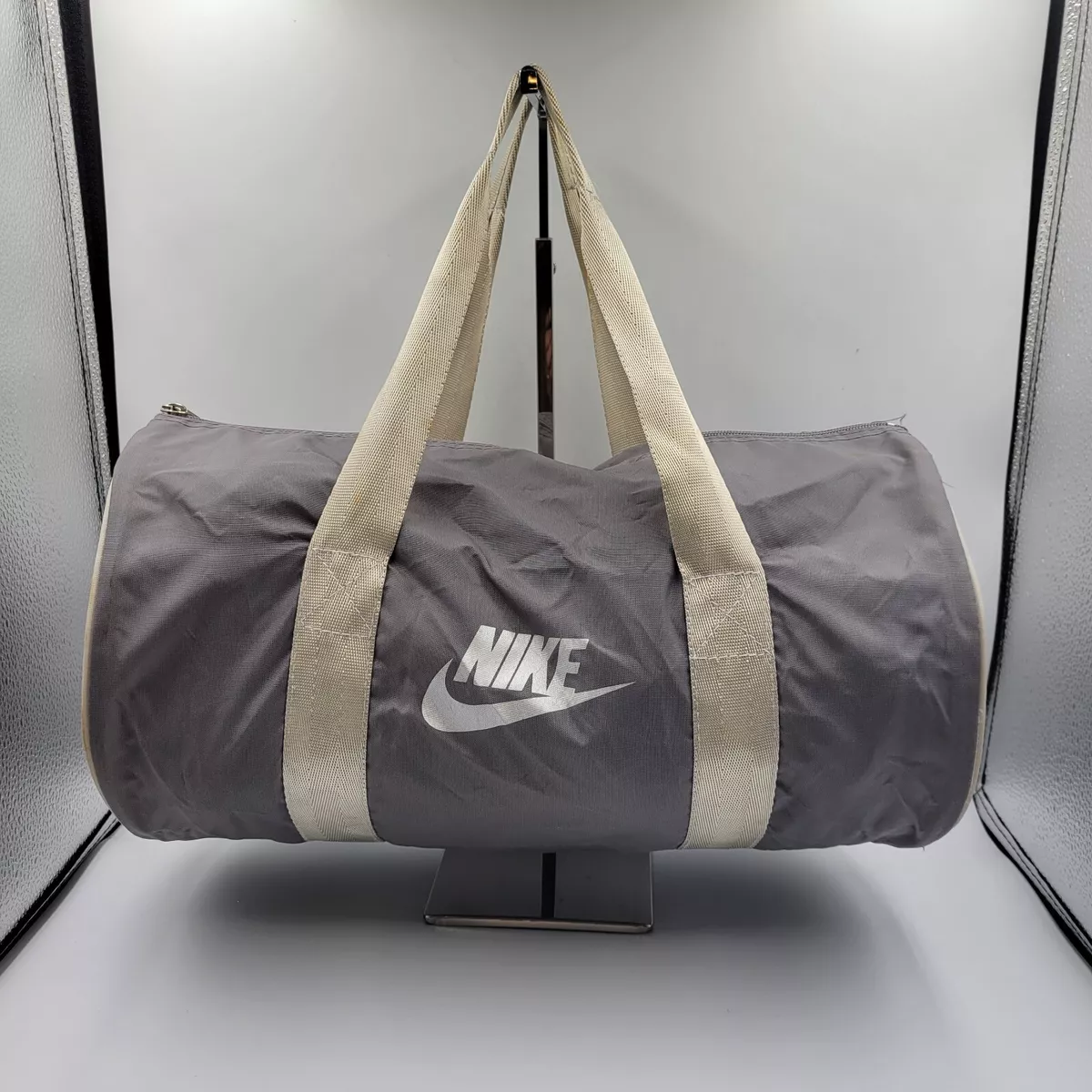 Delegatie hoffelijkheid Middelen RARE VINTAGE NYLON NIKE WHITE LOGO SWOOSH GRAY TAG SMALL ROUND DUFFEL GYM BAG | eBay Delegatie hoffelijkheid Middelen RARE VINTAGE NYLON NIKE WHITE LOGO SWOOSH GRAY TAG SMALL ROUND DUFFEL GYM BAG | eBay