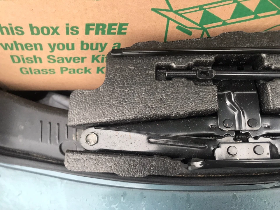 2007-2009 Hyundai Santa Fe Spare Tire Jack Tool Kit OEM - Image 4 of 4