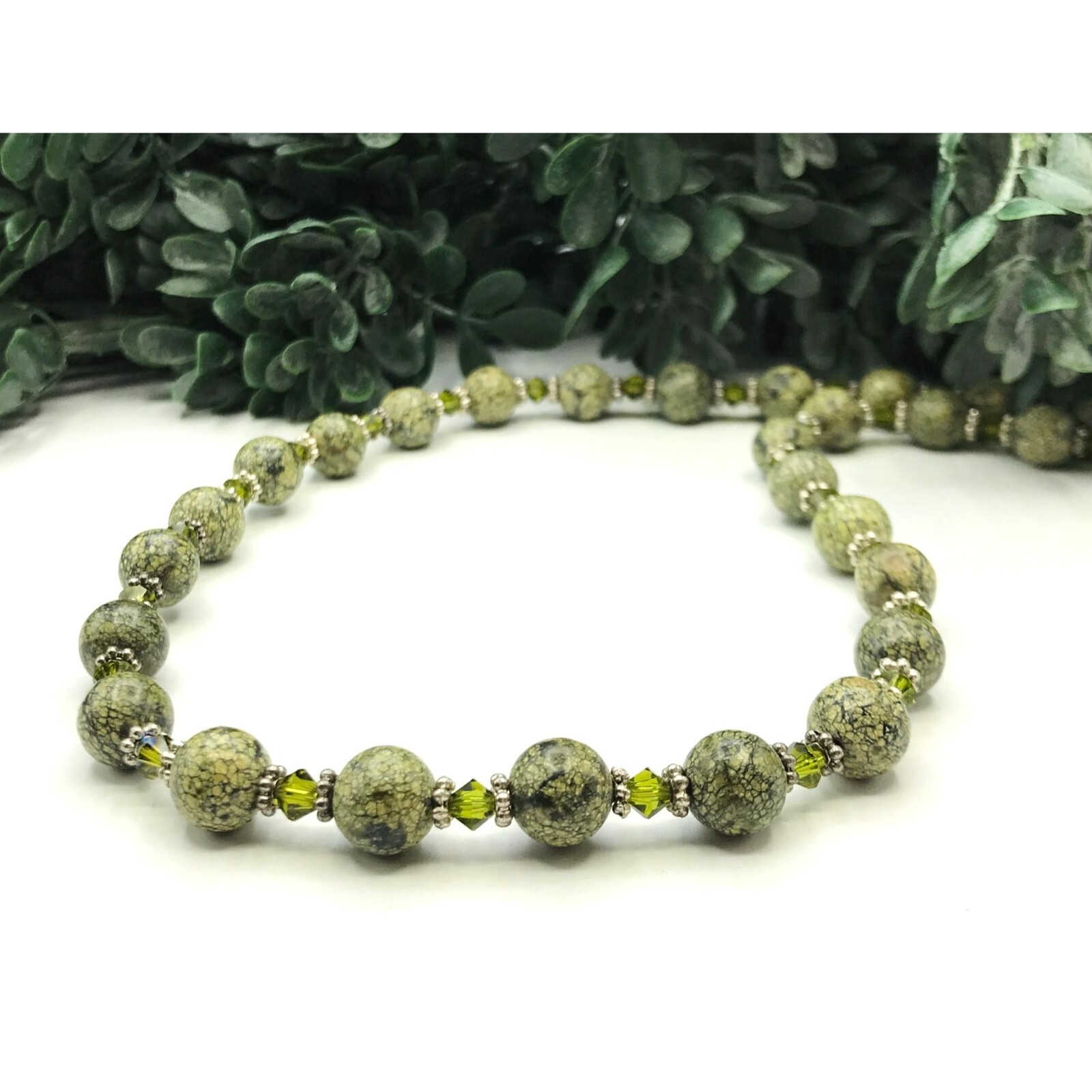 Green stone and bead necklace 20-inch chain-image