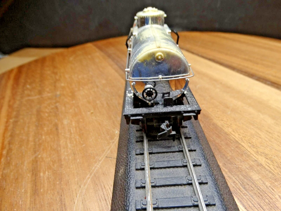 TYCO HO Scale 40' Shell Worn & Weathered Single Dome Tank Car - Image 3 of 4