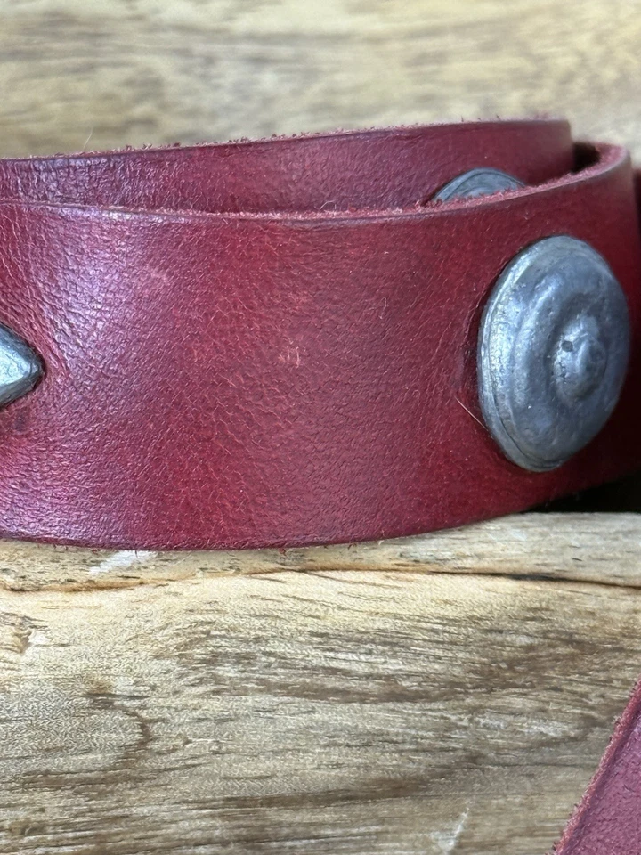 Cinturón de cuero de colección para mujer unisex 31”-36” rojo martillado plata tachuelas hebilla Foto 4 de 4