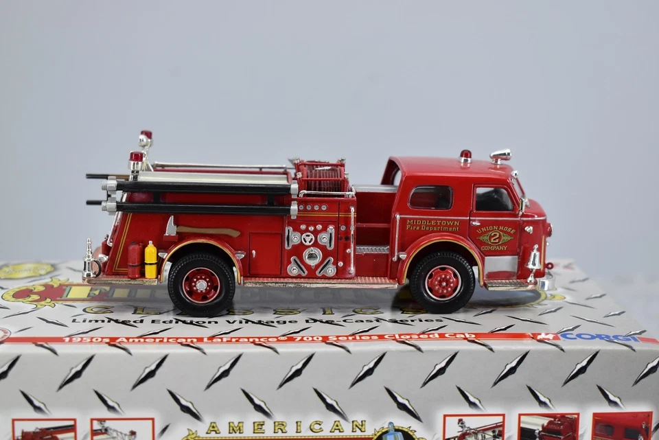 Camión de bomberos Corgi 1/50 American LaFrance serie 700 cabina cerrada nuevo en caja Foto 2 de 4