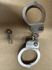 Smith & Wesson Vintage Model 94 Handcuffs With Key (#2)