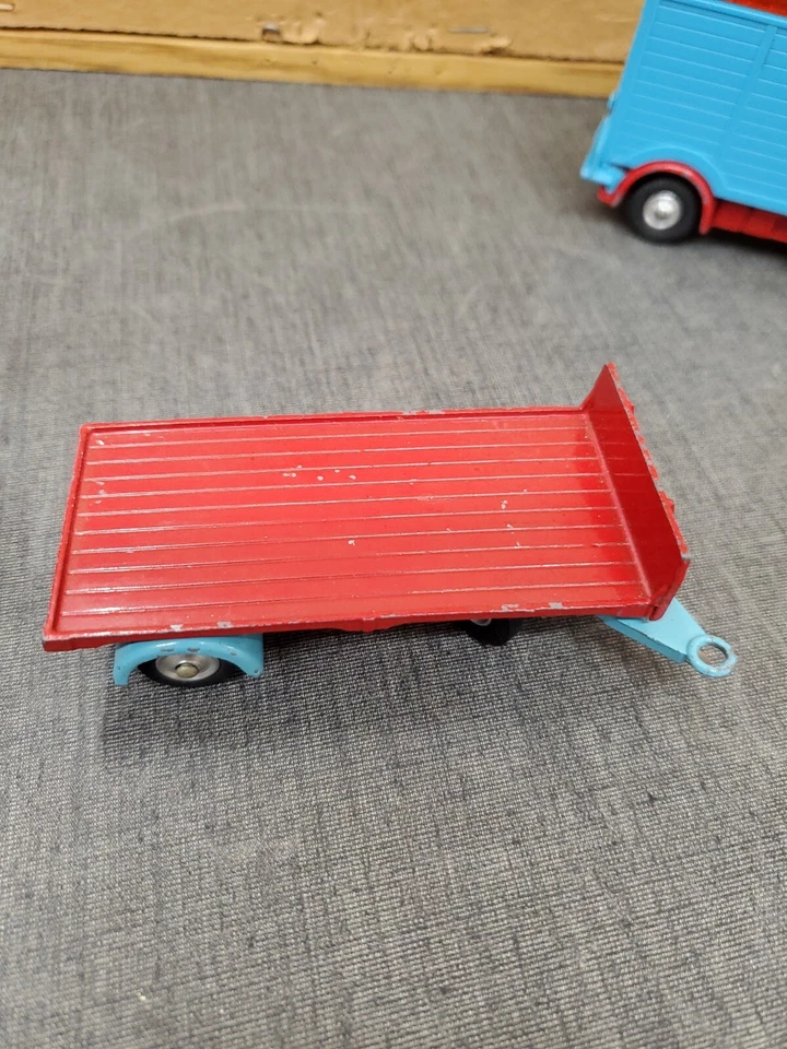 CORGI MAJOR CHIPPERFIELD'S CIRCUS BEDFORD TRACTOR UNIT W/TRAILER & 2 GIRAFFES - Image 4 of 4