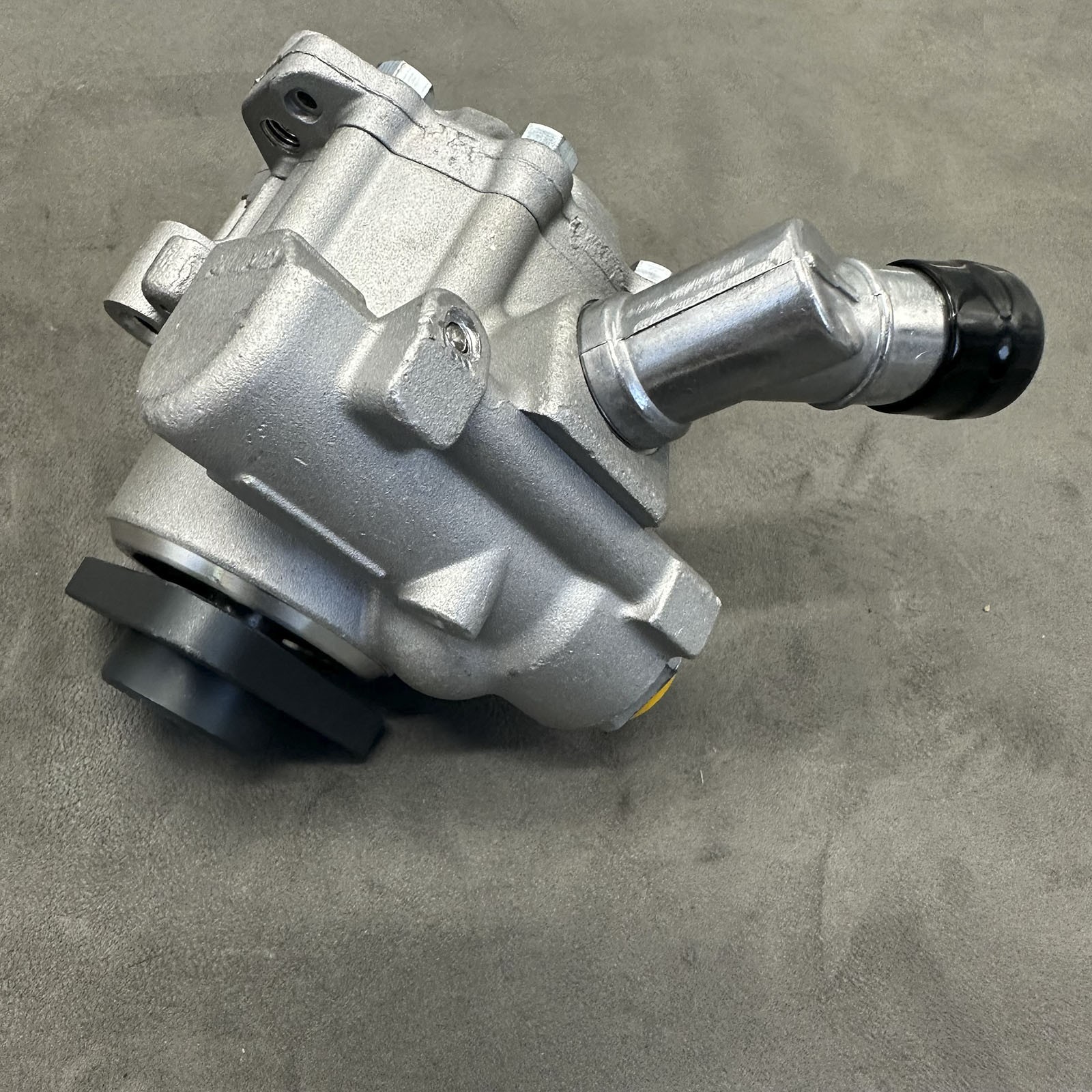 Power Steering Pump W/PULLEY 670034747 for Maserati Levante 2017-2020