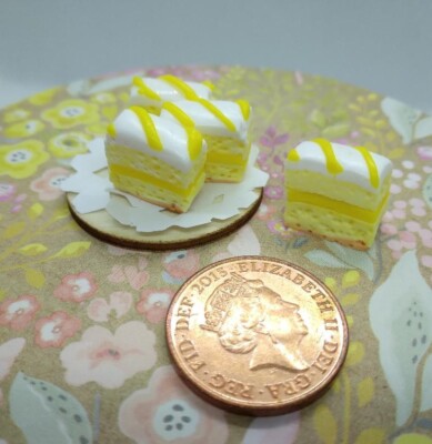 Puppenstubenessen: 4 Miniatur Zitronenkuchen Scheiben Brett + Deckchen 1/12 Handarbeit