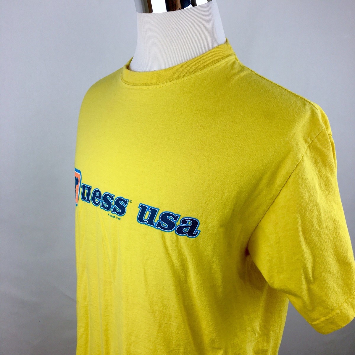 T-shirt GUESS Vintage Années 90 – Jaune Uni, Motif USA, Taille L, Occasion Très Bon état