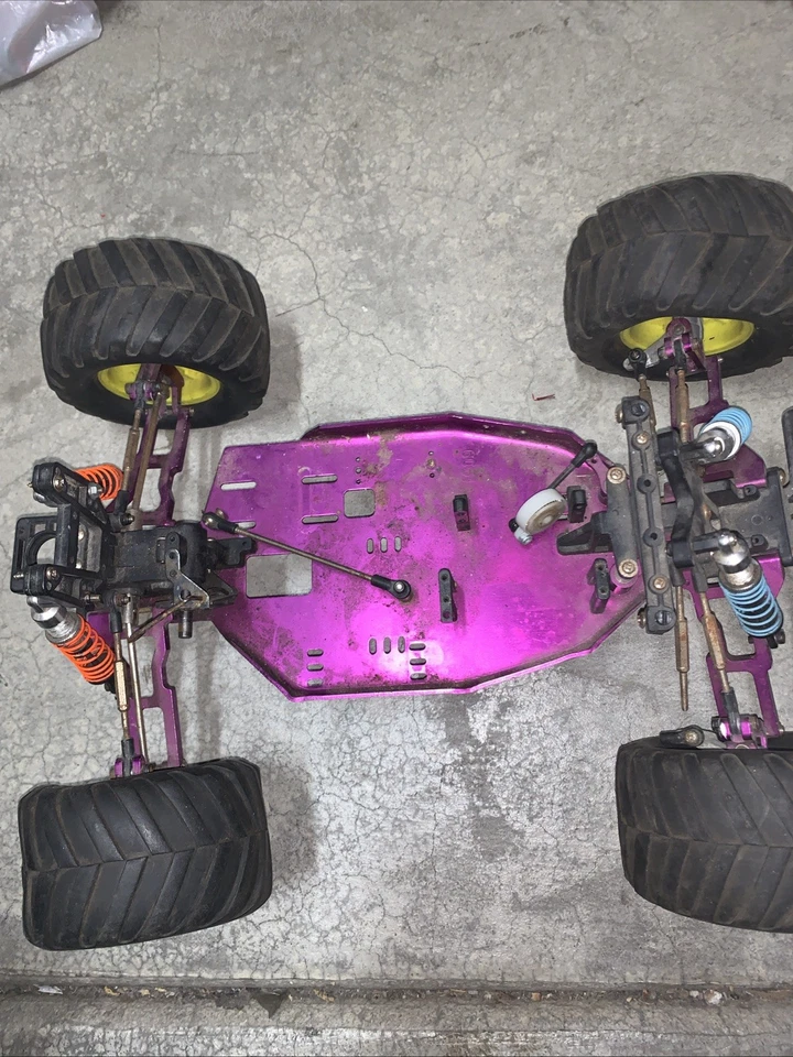 Camión de radiocontrol Duratrax Maximum Mt de colección piezas moradas Foto 2 de 4