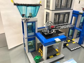 LEGO City 60047 Police Station good condition.  Complete with Manual.  RETIRED