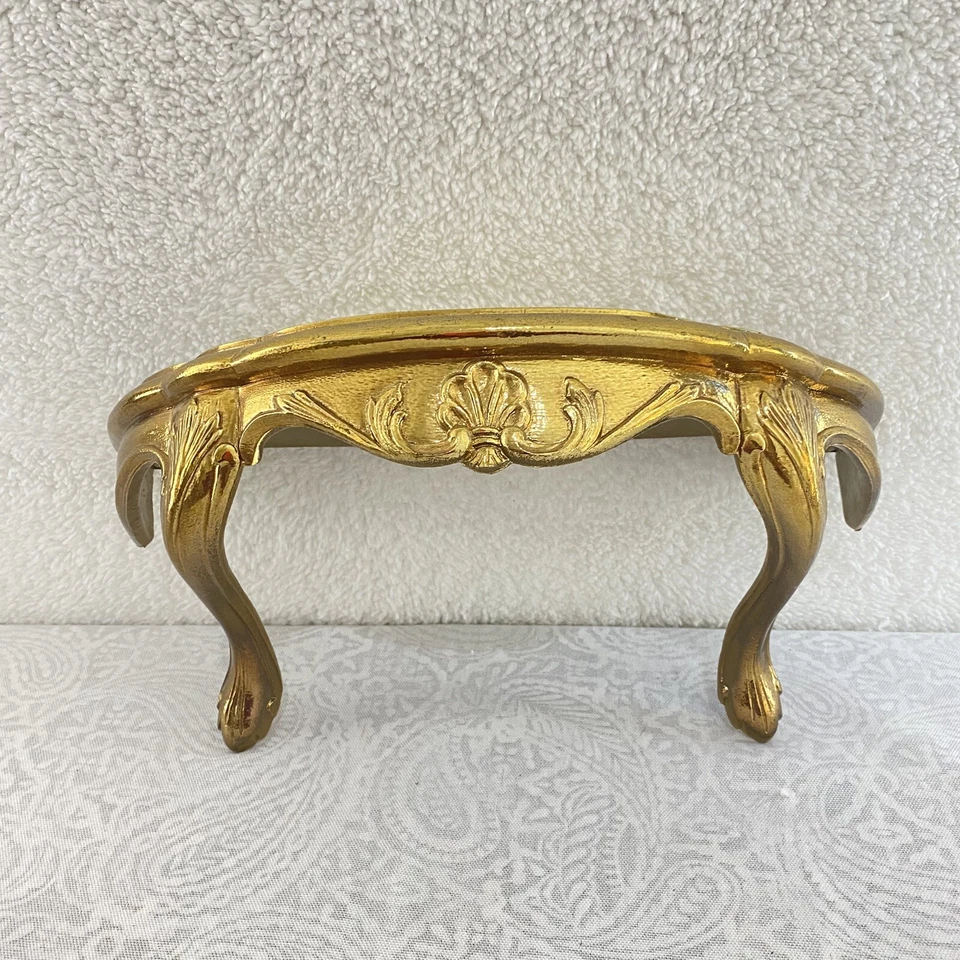 Estante con soporte de pared de madera dorada dorada de finales del siglo XX con detalle de vieira EE. UU. Foto 3 de 4