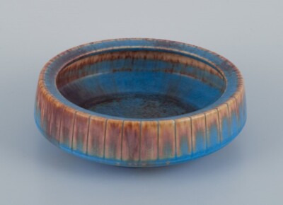 Gunnar Nylund für Rörstrand. Keramikschale mit Glasur in Blau- und Brauntönen.