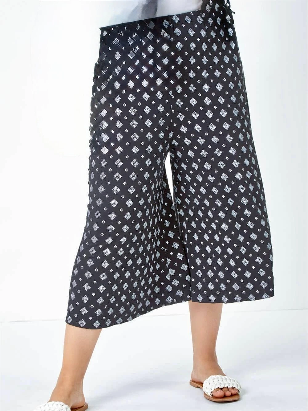 Ladies New Ex Roman Curve Elasticated Waist Cropped Culottes Sizes 18 20 22-24
Opens in a new window