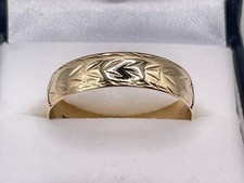 9ct Gold Hallmarked 5.5mm Patterned Wedding Band Ring. Goldmine Jewellers.