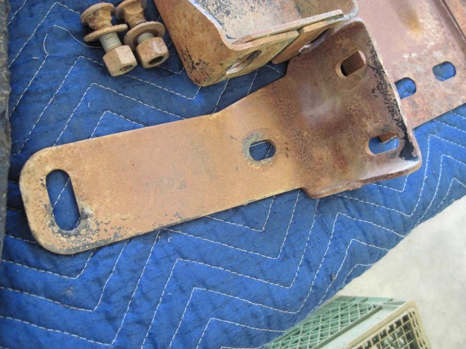 Juego de soportes de parachoques delantero Buick LeSabre 1963 LH RH 63 Foto 2 de 4