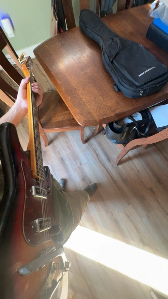 Guitarra Eléctrica Kawai G Holiday Viene con Estuche y Correa Guitarra Vintage Años 60 Foto 3 de 4