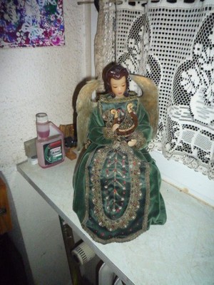 Figur Sitzender Engel mit Samtkleid   echte Federn  und Harfe  1974  vintage
