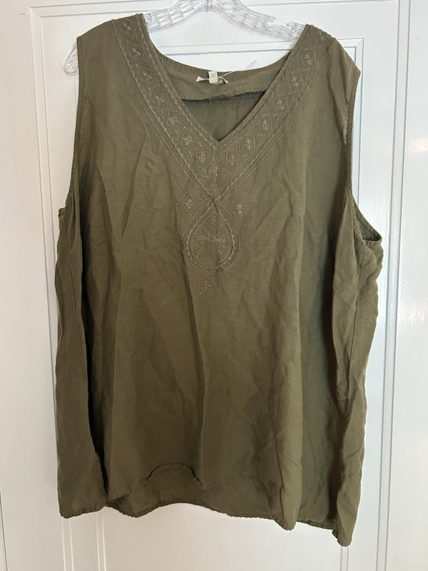 SAINT TROPEZ West Women's Green Linen Woven Embroidered V-Neck Top Plus 2X