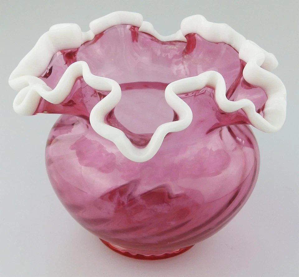 A good Fenton Vintage glass cranberry snow crest vase with frilled rim C.1939+ - Image 3 of 4