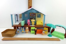 Bluey, Family  Friends - Beach Cabin Lot of 7 Figures  11 Accessories
