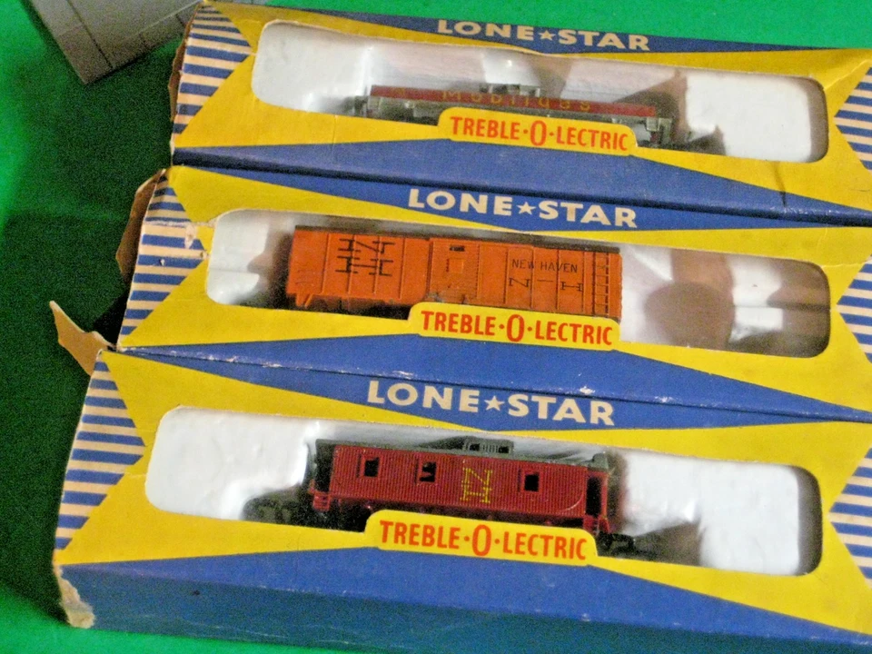 Lote de 6 estrellas solitarias; triples eléctricos: 3 edificios. 3 vagones de carga más diecast C-7 Foto 2 de 3