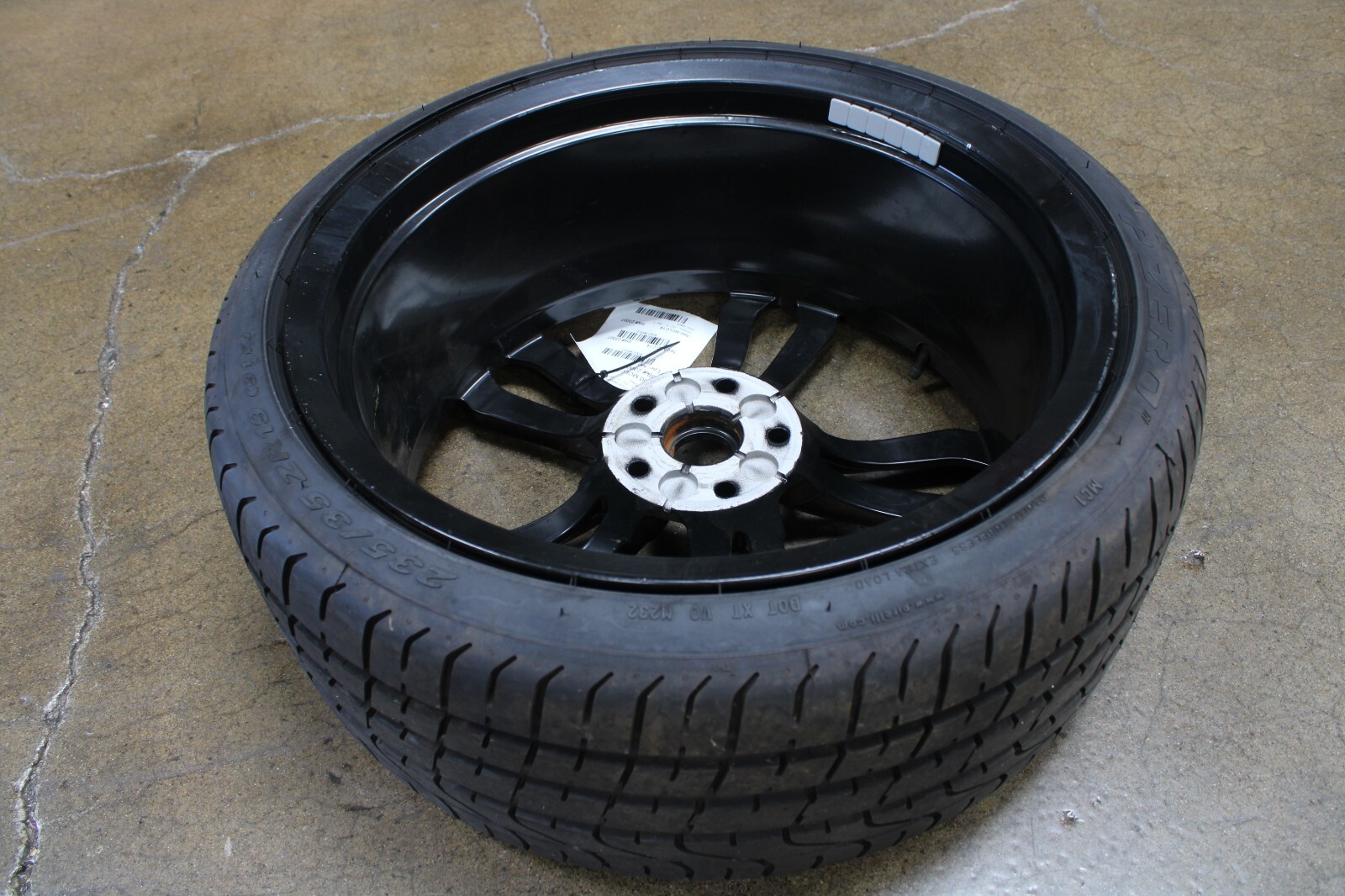 McLaren MP4-12C, Front Wheel, Black, Light Rash, 8.5X19, Used