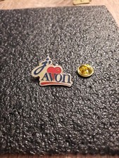 Pin's Avon France produit hygiène soin beauté parfum - Pin Pins Badge Jan23