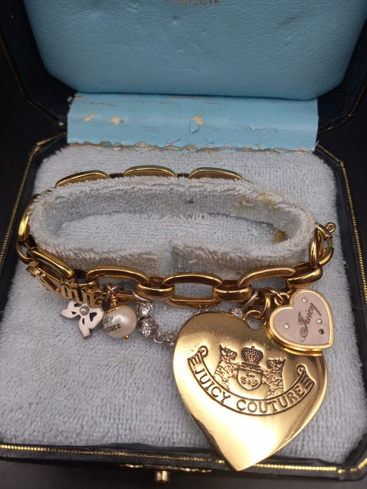 Brazalete de cadena Juicy Couture Y2K vintage tono dorado corazón grande con perla sintética y caja Foto 2 de 4